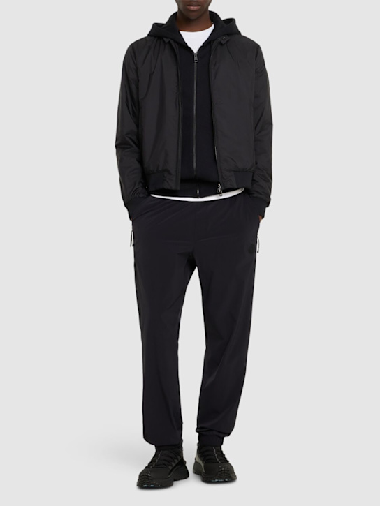 Moncler: Jogginghose aus Nylon mit Logopatch - Schwarz - men_1 | Luisa Via Roma