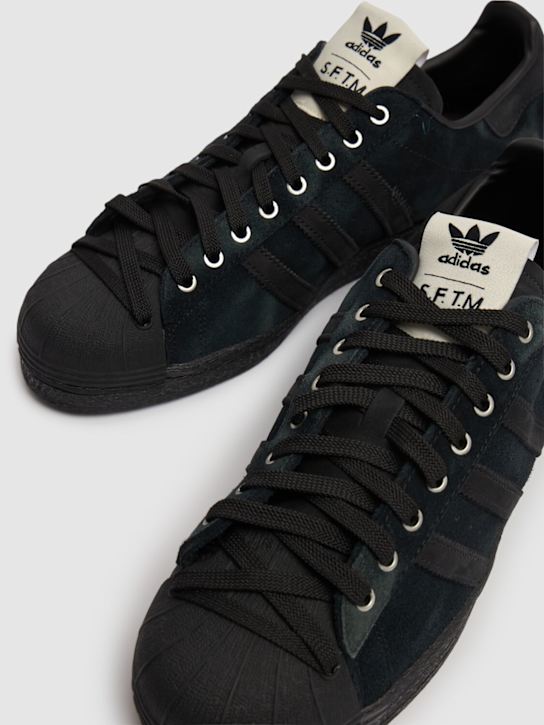 adidas Originals: SFTM Superstar 82运动鞋 - 黑色 - men_4 | Luisa Via Roma