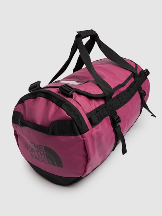 The North Face: Bolso duffle M Base Camp - Cyber Berry - men_1 | Luisa Via Roma