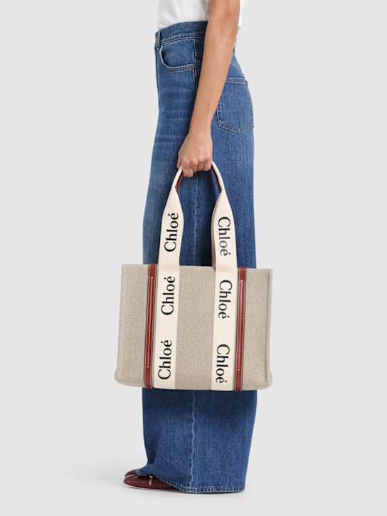 Chloé: Bolso tote mediano Woody de lona - women_1 | Luisa Via Roma