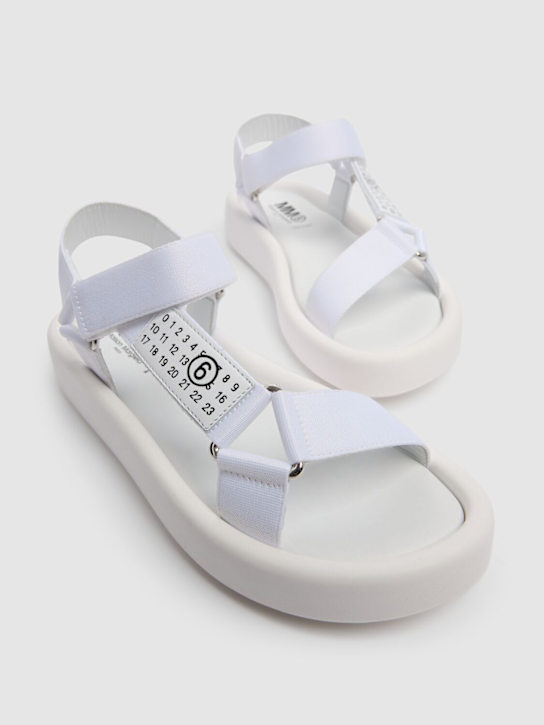 MM6 Maison Margiela: Sandalen aus Kunstleder mit Logodruck - Weiß - kids-girls_1 | Luisa Via Roma