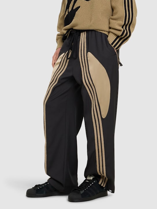 adidas Originals: SFTM Superstar 82运动鞋 - 黑色 - men_1 | Luisa Via Roma