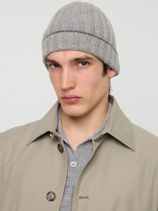 Brunello Cucinelli: Beaniemütze aus Kaschmirstrickripp - Grey/Piombo - men_1 | Luisa Via Roma
