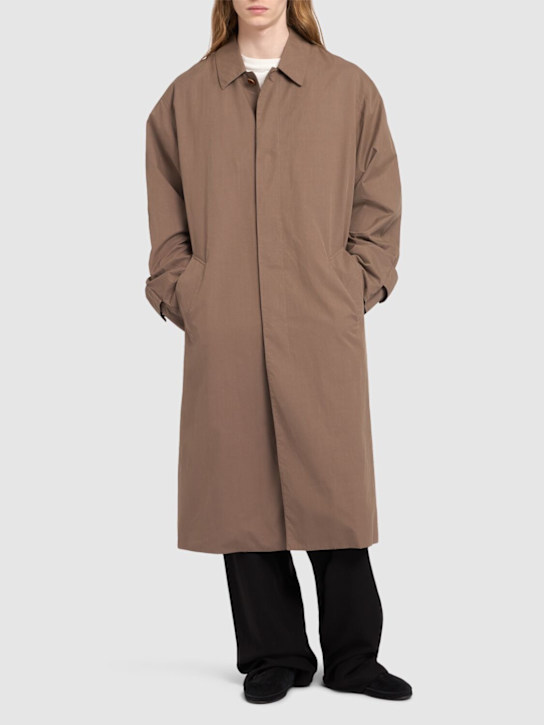 The Row: Trenchcoat aus Baumwolle „Riku“ - Graubraun - men_1 | Luisa Via Roma