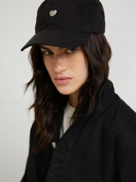 Carhartt WIP: Heart metal hat - Black - women_1 | Luisa Via Roma