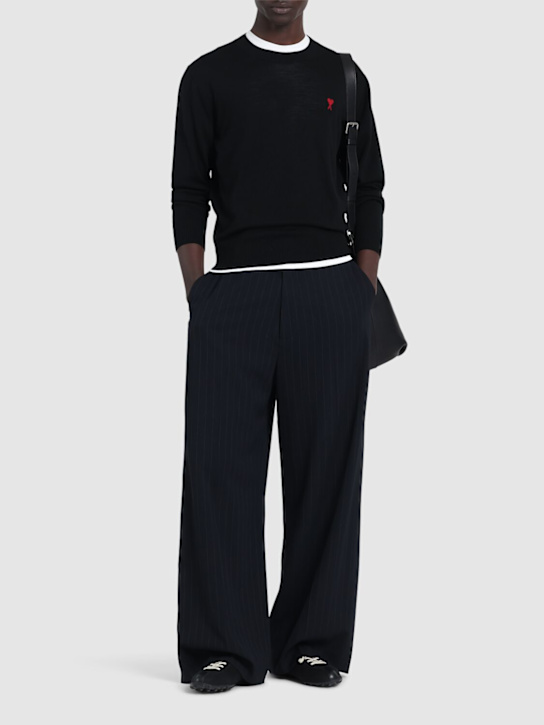 AMI Paris: STRICKPULLOVER AUS WOLLE MIT LOGO - men_1 | Luisa Via Roma