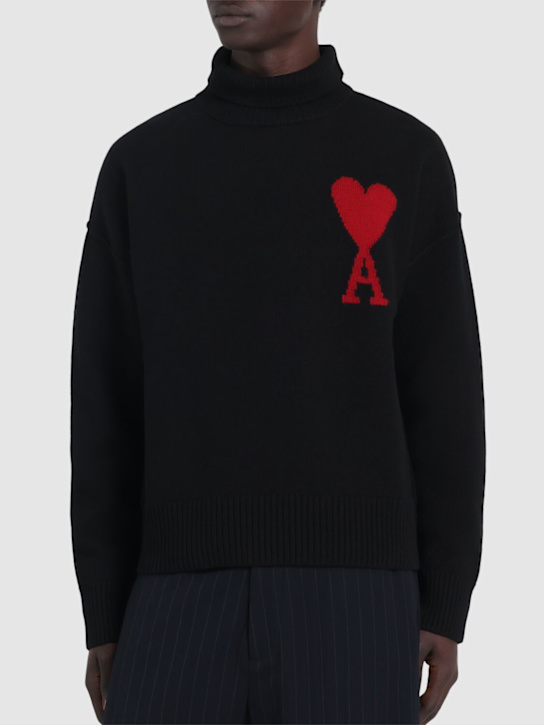 AMI Paris: Logo羊毛高领毛衣 - 黑色 - men_2 | Luisa Via Roma
