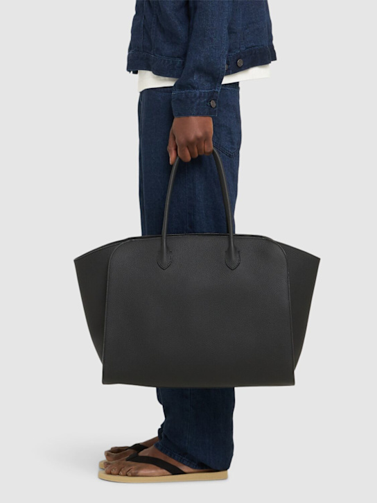 The Row: Borsa shopping Marlo 17 in pelle martellata - Nero - women_1 | Luisa Via Roma