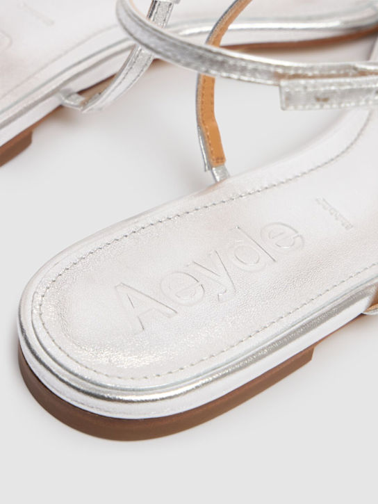 Aeyde: 10mm Ella metallic leather thong sandals - Laminated Silve - women_3 | Luisa Via Roma
