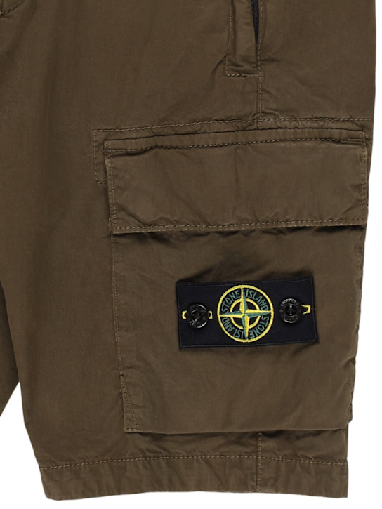 Stone Island Junior: ストレッチコットンギャバジンカーゴショートパンツ - ミリタリーグリーン - kids-boys_1 | Luisa Via Roma