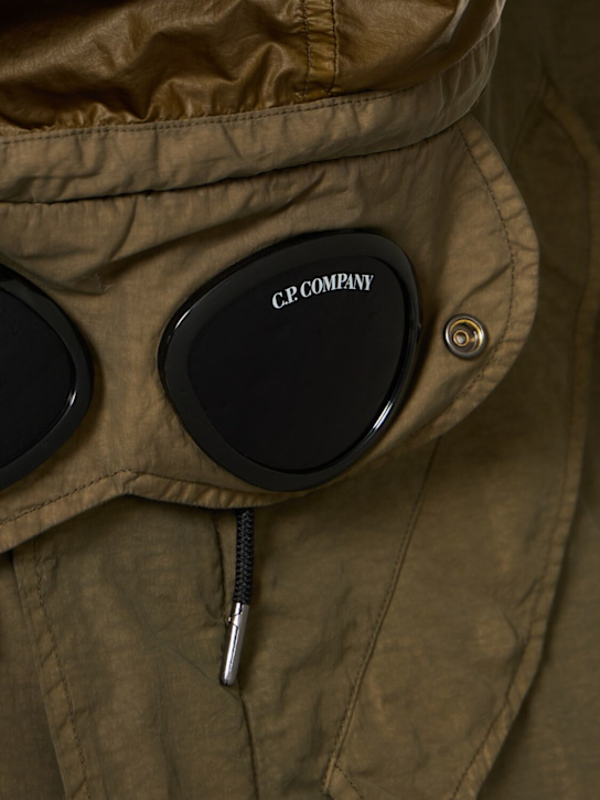 C.P. Company: Flatt nylon goggle fishtail parka - Efeugrün - men_5 | Luisa Via Roma