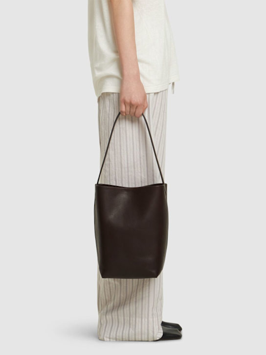 The Row: Medium n/s park saddle leather tote bag - women_1 | Luisa Via Roma