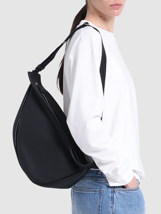 The Row: Borsa grande Banana in pelle martellata - Black - women_1 | Luisa Via Roma
