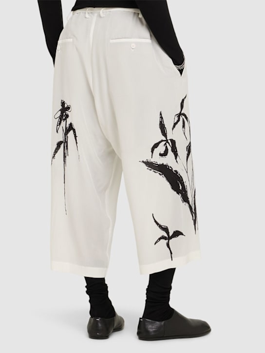 Yohji Yamamoto: Pantaloni larghi in seta con cintura - men_2 | Luisa Via Roma