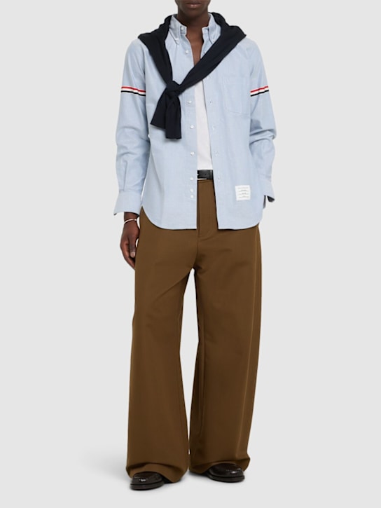 Thom Browne: Klassisches Oxford-Hemd mit Knopfkragen - Hellblau - men_1 | Luisa Via Roma