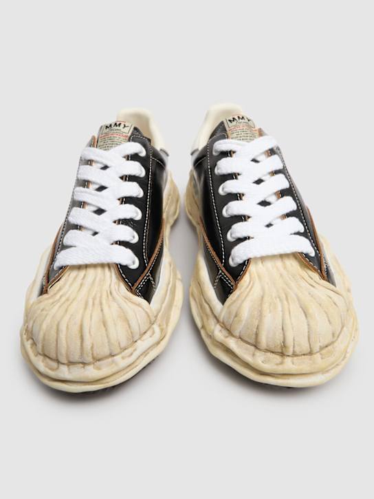 Mihara Yasuhiro: Blakey wrinkled leather low top sneakers - Black - men_2 | Luisa Via Roma