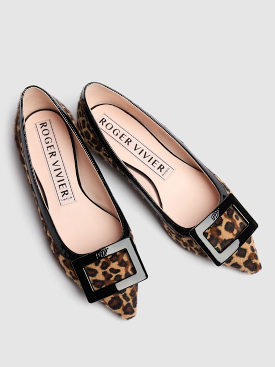 Roger Vivier: 5mm Gommettine pony skin flats - ナチュラル/Nero - women_1 | Luisa Via Roma