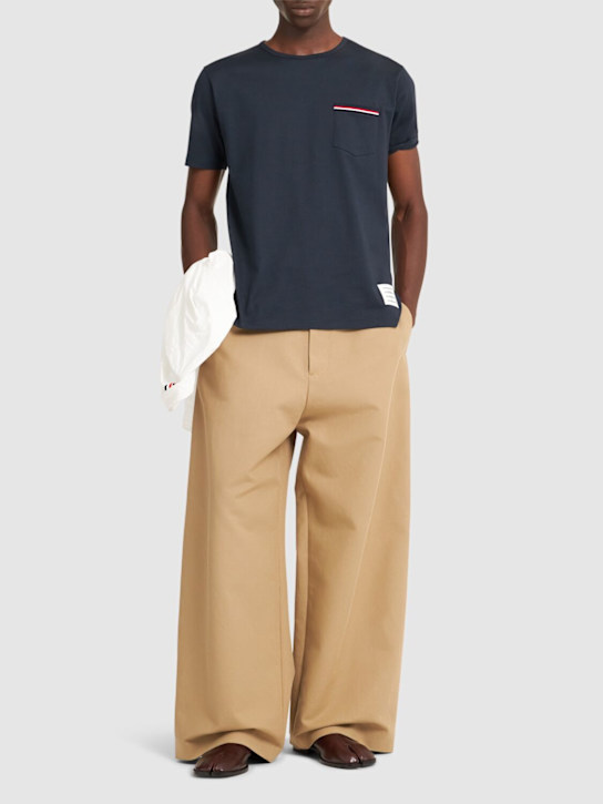 Thom Browne: T-shirt in cotone con tasca - Navy - men_1 | Luisa Via Roma