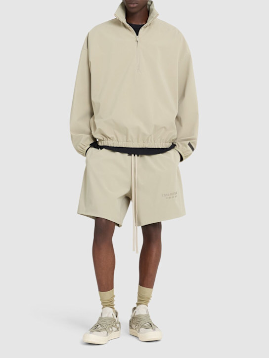 Fear of God ESSENTIALS: Nylon-Fußballshorts „Sporty“ - men_1 | Luisa Via Roma