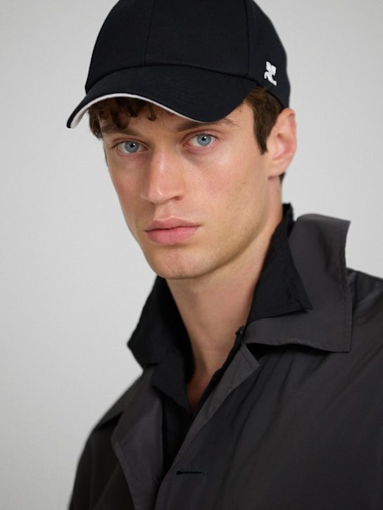 Courrèges: Cappello baseball in cotone con logo - Nero - men_1 | Luisa Via Roma