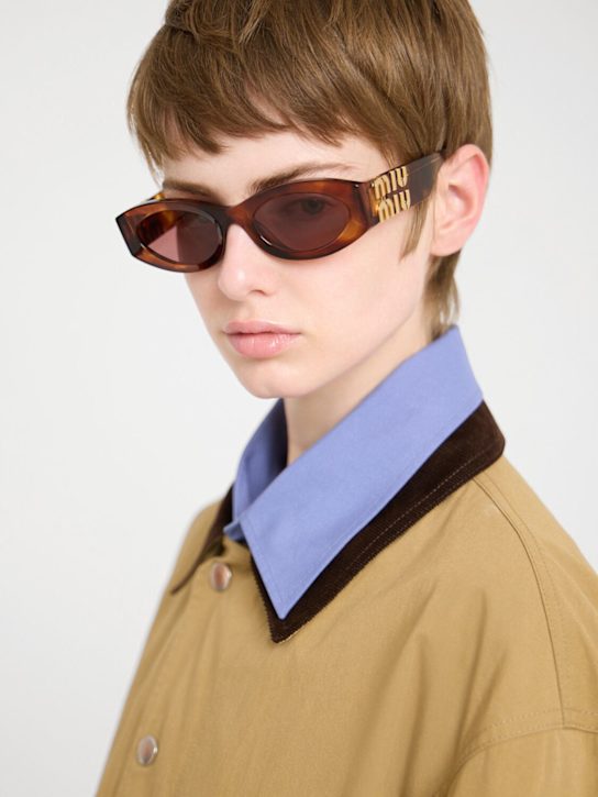 Miu Miu: Occhiali da sole in acetato - Marrone - women_1 | Luisa Via Roma