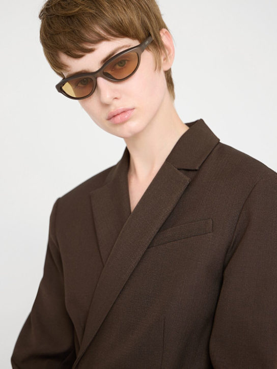Jacquemus: Sonnenbrille „Curvo“ - Dark Brown Matt - women_1 | Luisa Via Roma