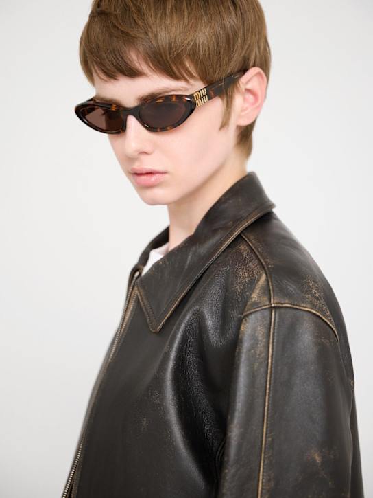 Miu Miu: Occhiali da sole cat-eye in acetato - Marrone - women_1 | Luisa Via Roma