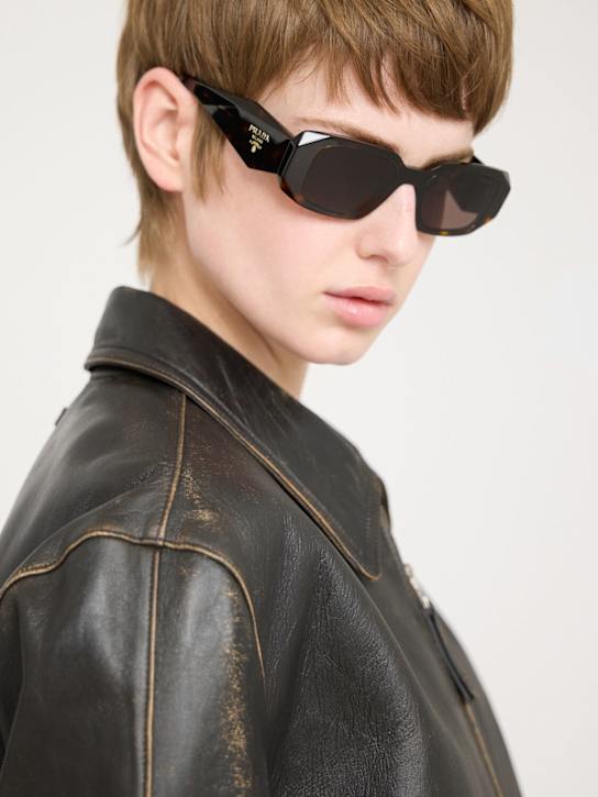 Prada: Occhiali da sole Symbole in acetato - Marrone - women_1 | Luisa Via Roma