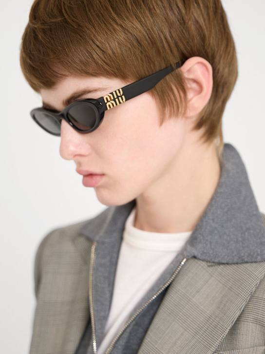 Miu Miu: Occhiali da sole cat-eye in acetato - Nero/Grigio - women_1 | Luisa Via Roma
