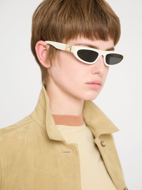 Miu Miu: Occhiali da sole cat-eye in acetato - women_1 | Luisa Via Roma