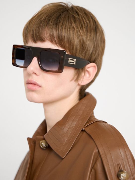 Victoria Beckham: B Buckle アセテートサングラス - Brown Horn - women_1 | Luisa Via Roma