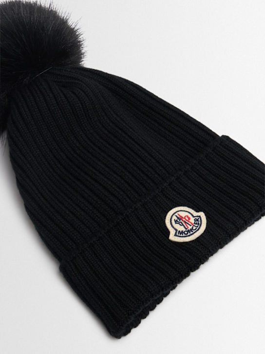 Moncler: Beaniemütze aus Schurwollmischung mit Pompom - Schwarz - kids-girls_1 | Luisa Via Roma