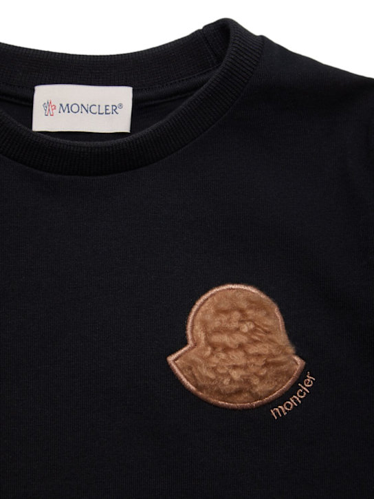 Moncler: T-shirt in cotone con logo in teddy - Nero - kids-girls_1 | Luisa Via Roma
