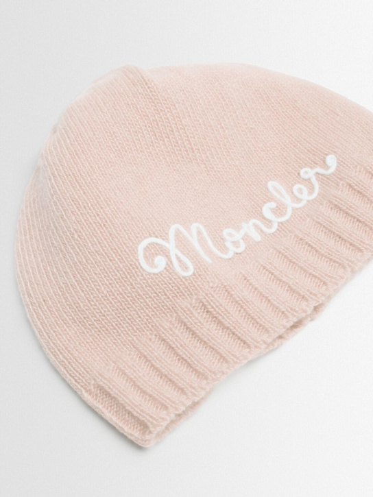 Moncler: Cappello beanie in lana e cashmere / logo ricamato - Rosa Chiaro - kids-girls_1 | Luisa Via Roma