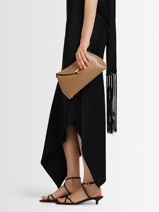 Toteme: Lederclutch „T-Lock“ - Kamelhaarfarben - women_1 | Luisa Via Roma