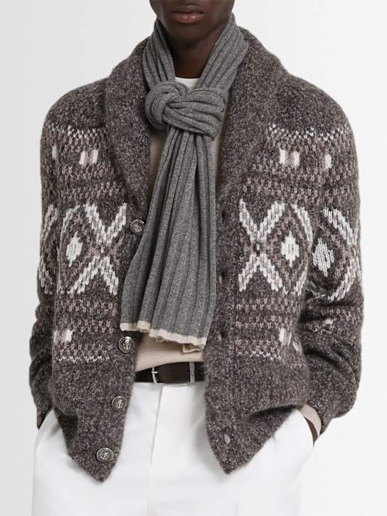 Brunello Cucinelli: 精细罗纹针织羊绒围巾 - 深灰色 - men_1 | Luisa Via Roma