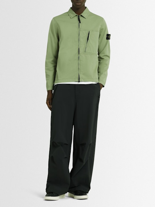 Stone Island: Hemd aus Stretch-Baumwolltwill - Sage - men_1 | Luisa Via Roma