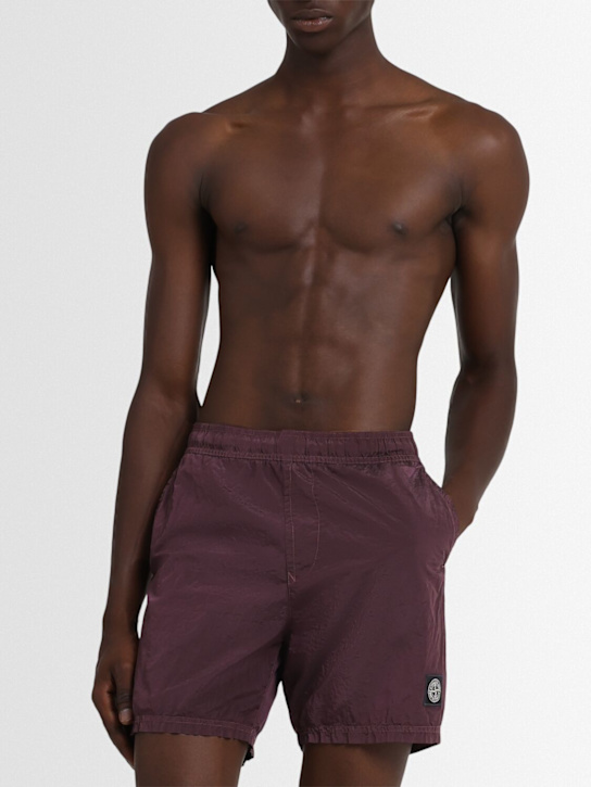 Stone Island: Shorts aus Econyl - Amaranth - men_1 | Luisa Via Roma