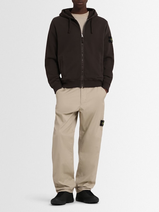 Stone Island: 브러시드 코튼 스웻셔츠 후디 - Lead Grey - men_1 | Luisa Via Roma