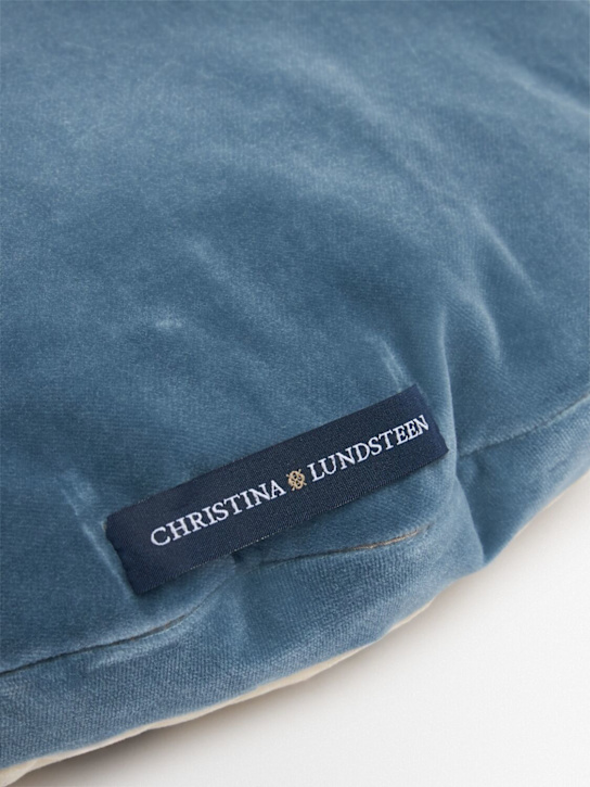 Christina Lundsteen: Daisy cushion - Silver Blue - ecraft_1 | Luisa Via Roma