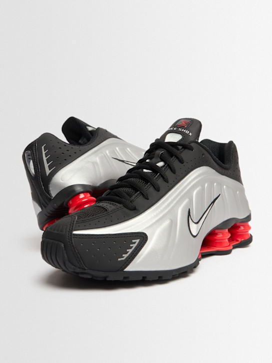Nike: Sneakers Shox R4 - Black/Metallic - women_1 | Luisa Via Roma