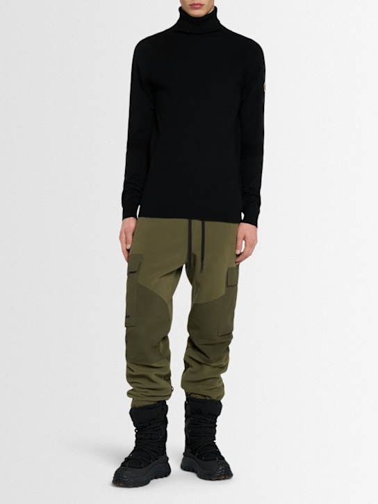 Moncler Grenoble: 初剪羊毛混纺高领毛衣 - men_1 | Luisa Via Roma