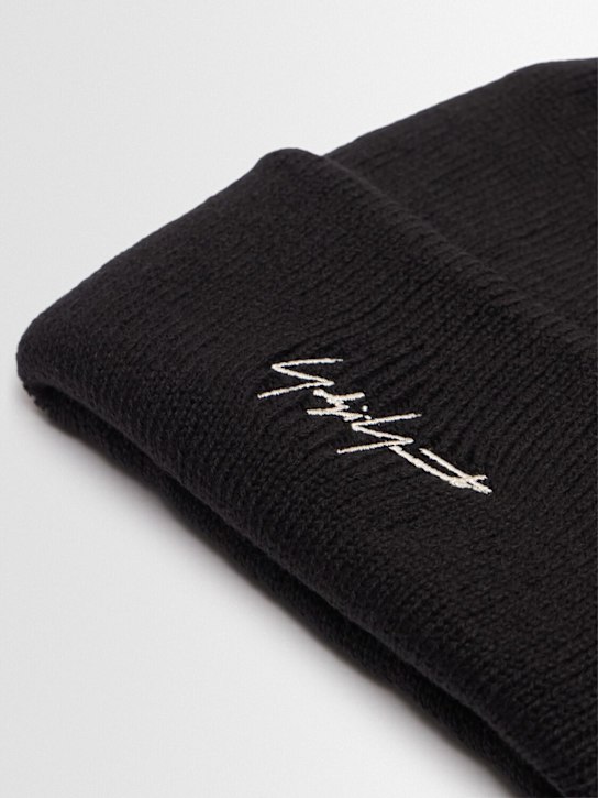 Yohji Yamamoto: Y-3 Kuro knitted beanie - men_1 | Luisa Via Roma