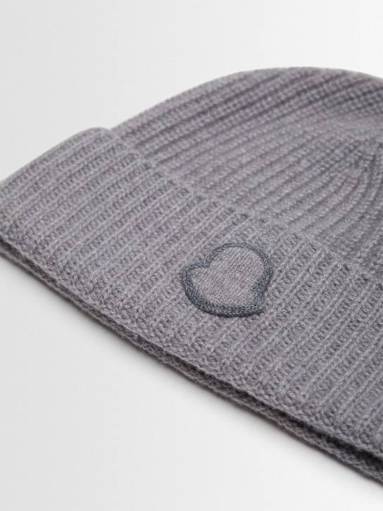 Moncler: Logo pure cashmere beanie - women_1 | Luisa Via Roma