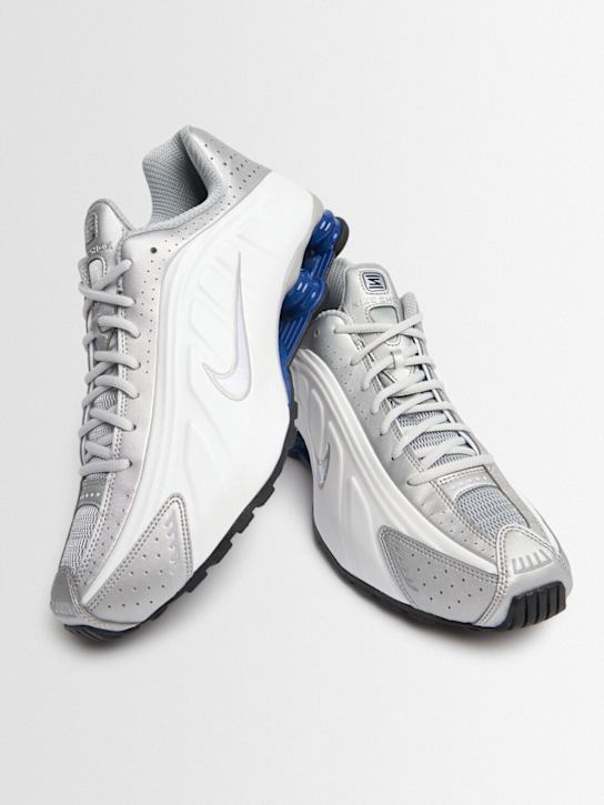 Nike: Sneakers "Shox R4" - White/White-met - men_1 | Luisa Via Roma