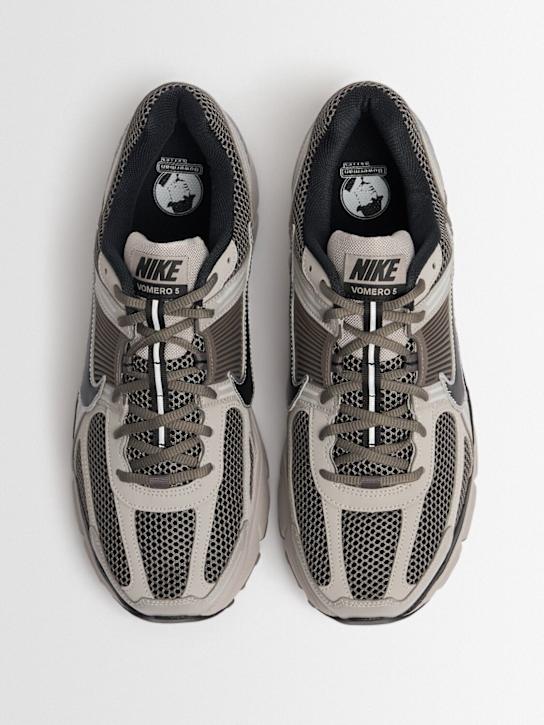 Nike: Sneakers "Zoom Vomero 5" - men_1 | Luisa Via Roma