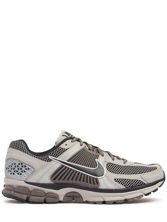 Nike: Sneakers "Zoom Vomero 5" - men_0 | Luisa Via Roma