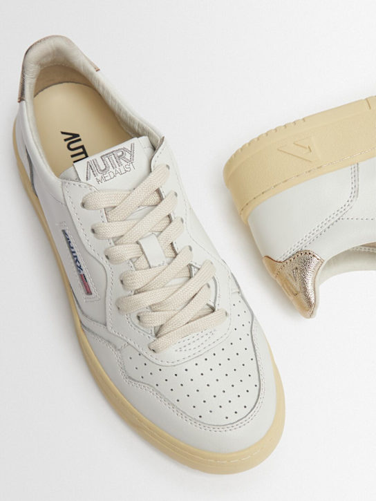 Autry: Medalist Low sneakers - Wht/Gold - women_1 | Luisa Via Roma