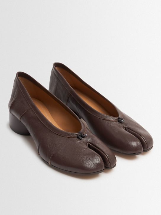 Maison Margiela: 30mm Tabi leather pumps - Moka - women_1 | Luisa Via Roma