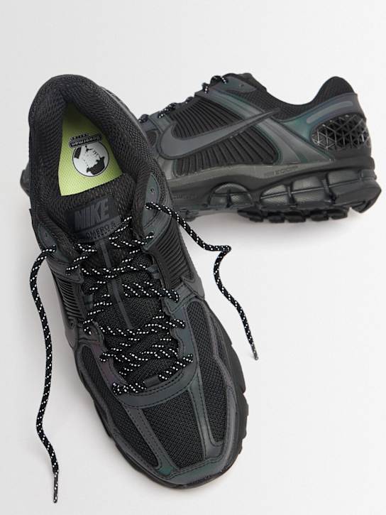 Nike: Sneakers "Zoom Vomero 5 SE" - men_1 | Luisa Via Roma